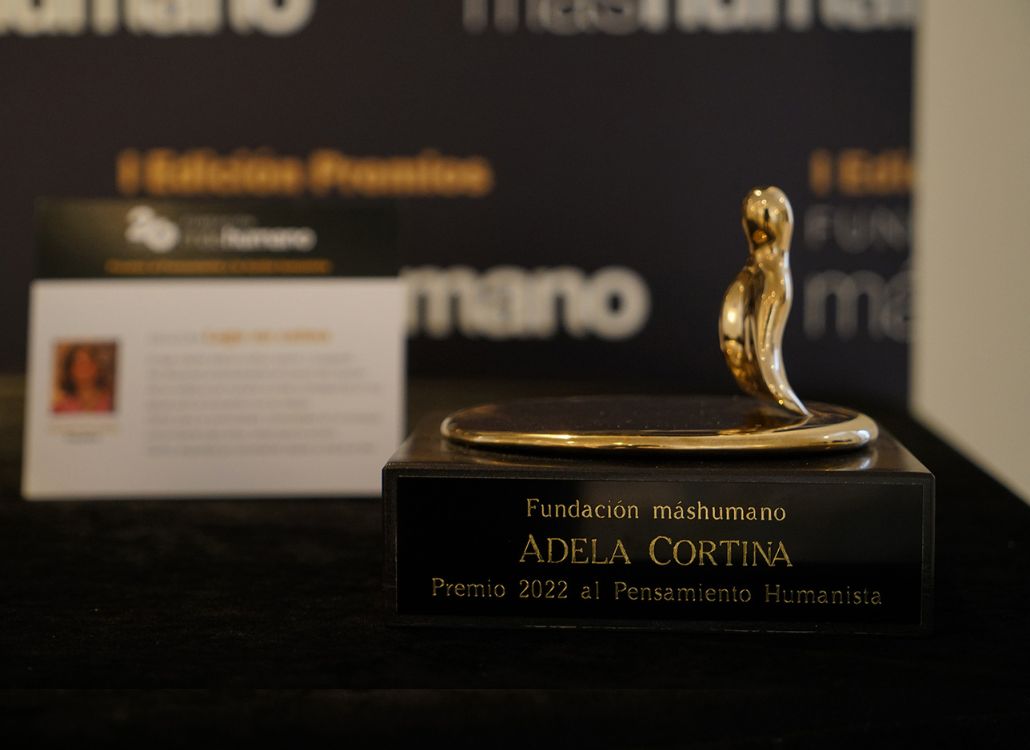 Premios Fundacion mashumano escultura Adela Cortina